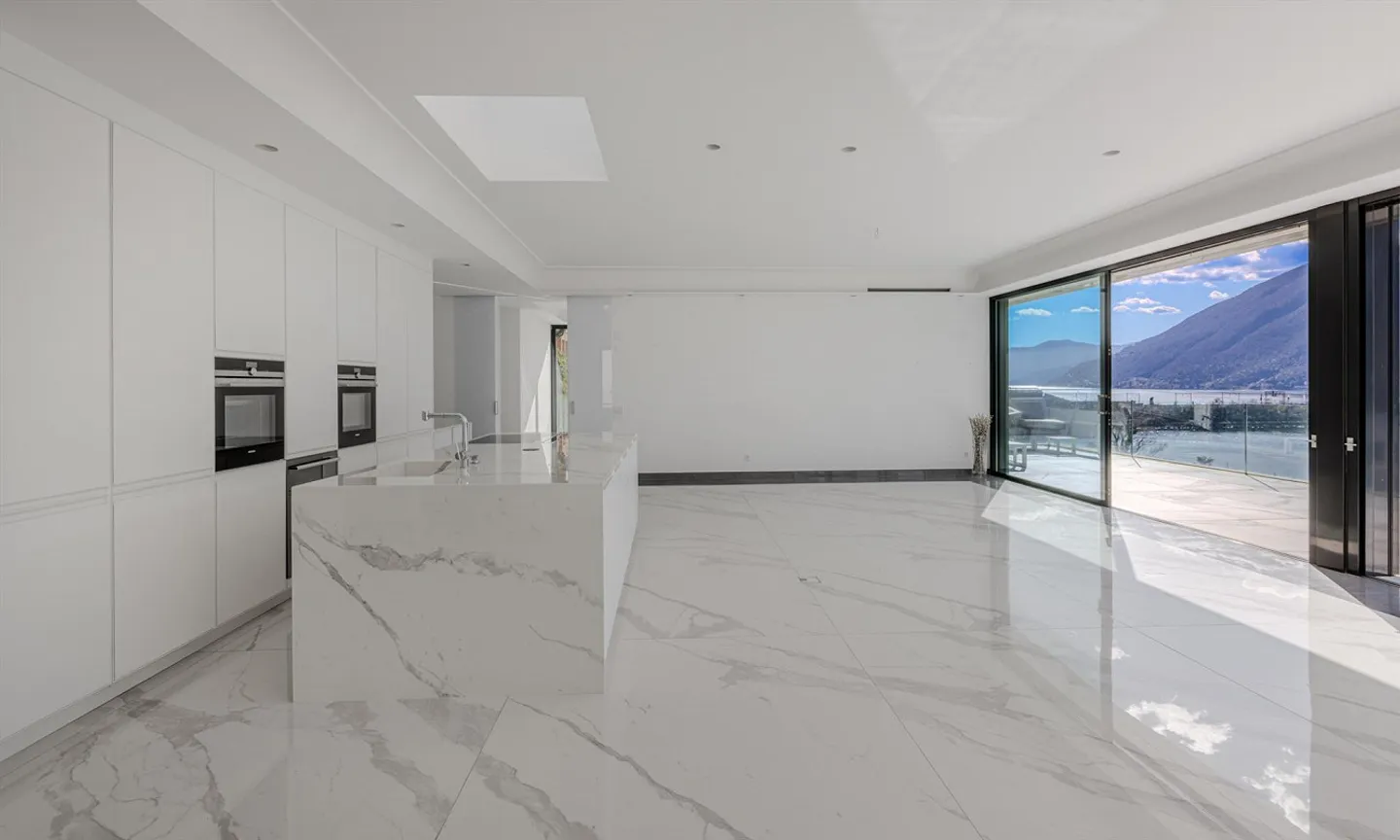 SUPERATTICO 4.5 WITH SPECTACULAR VIEW OF THE LAKE IN BISSONE - Photo 2 of 9