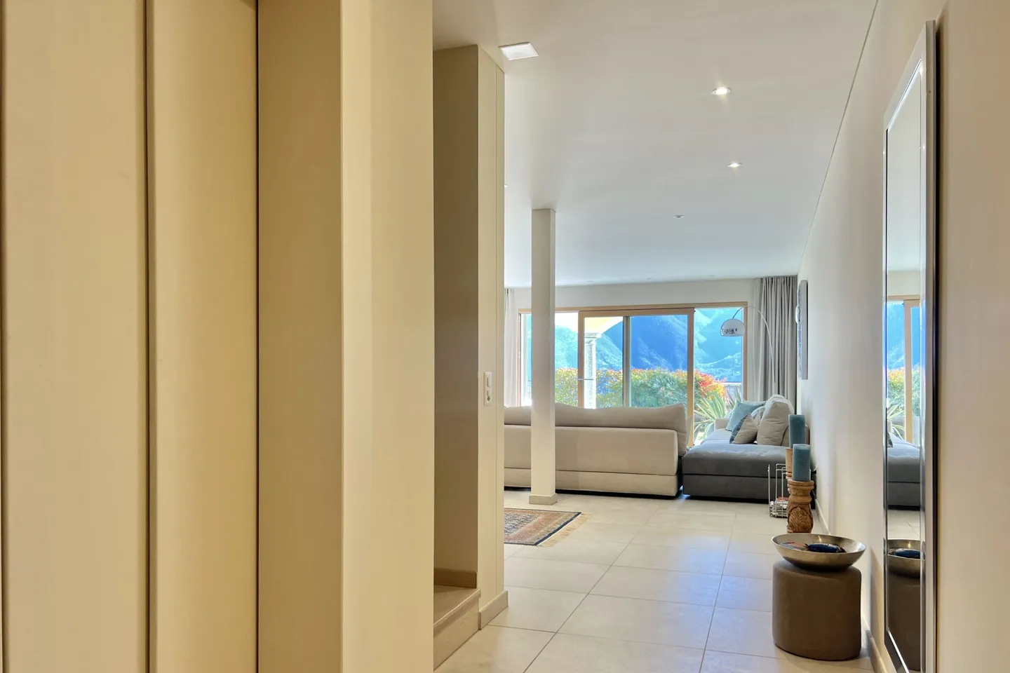Elegante villa bifamiliare con vista lago a 180° e piscina esterna privata - Foto 44 di 47