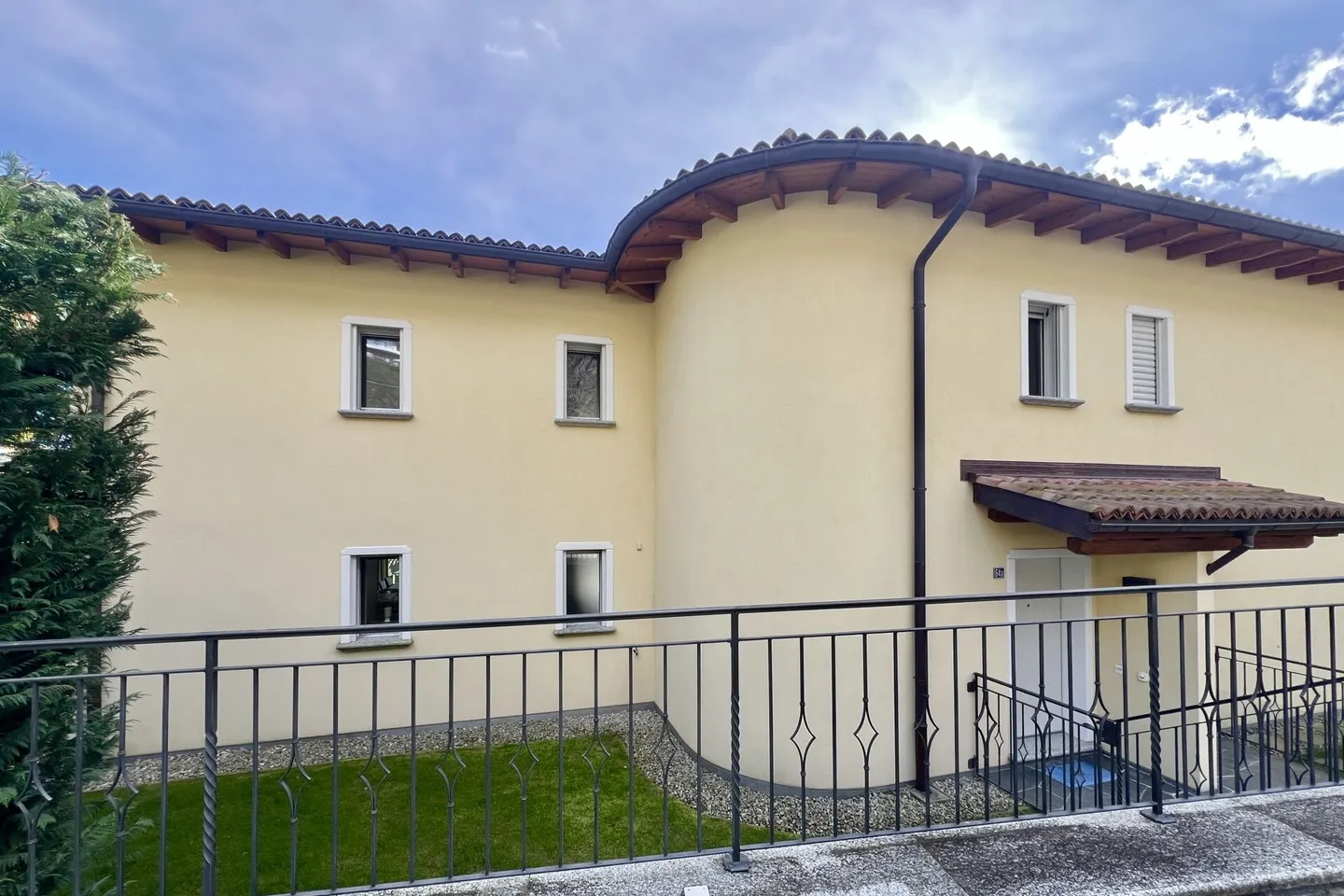 Elegante villa bifamiliare con vista lago a 180° e piscina esterna privata - Foto 46 di 47