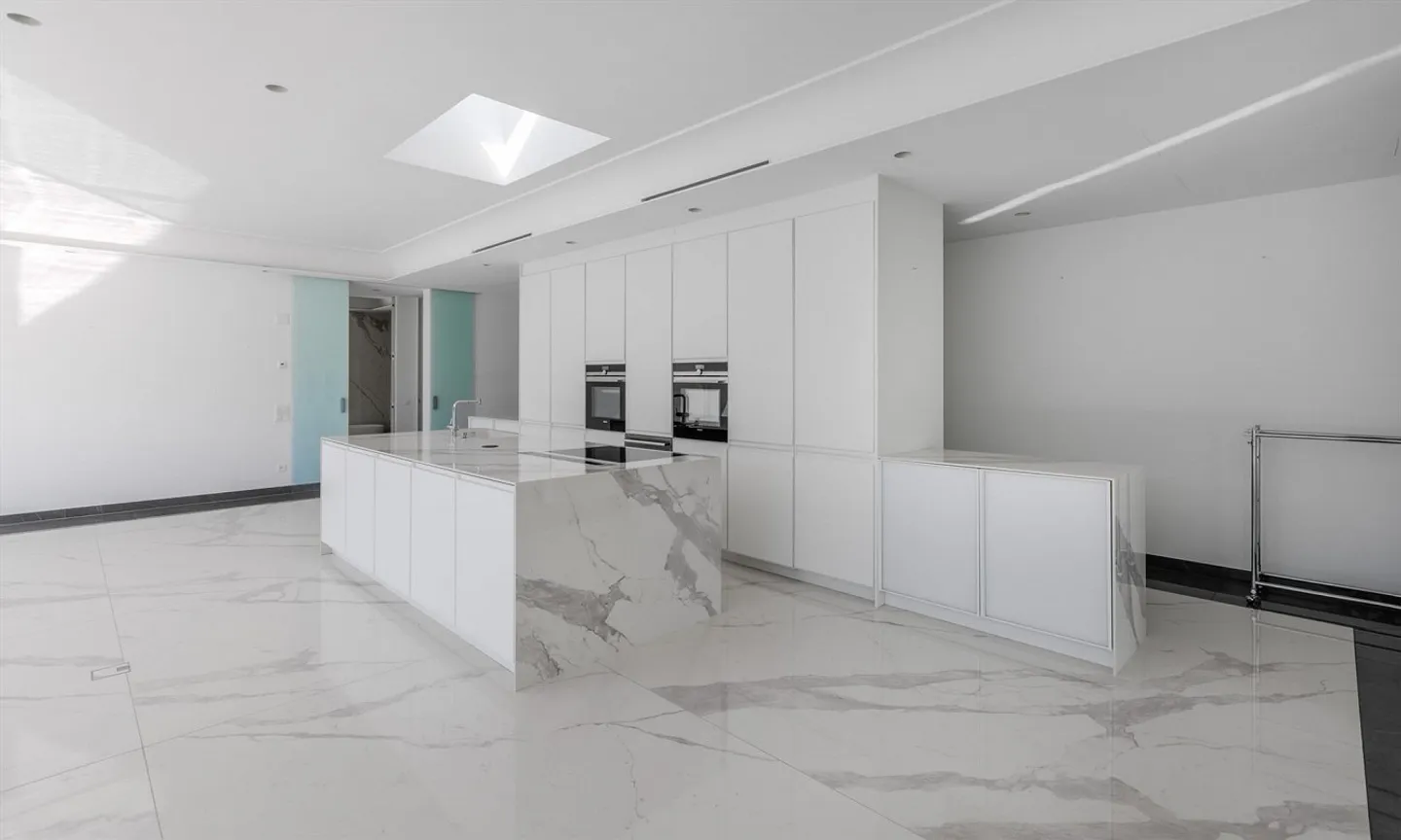 SUPERATTICO 4.5 WITH SPECTACULAR VIEW OF THE LAKE IN BISSONE - Photo 3 of 9