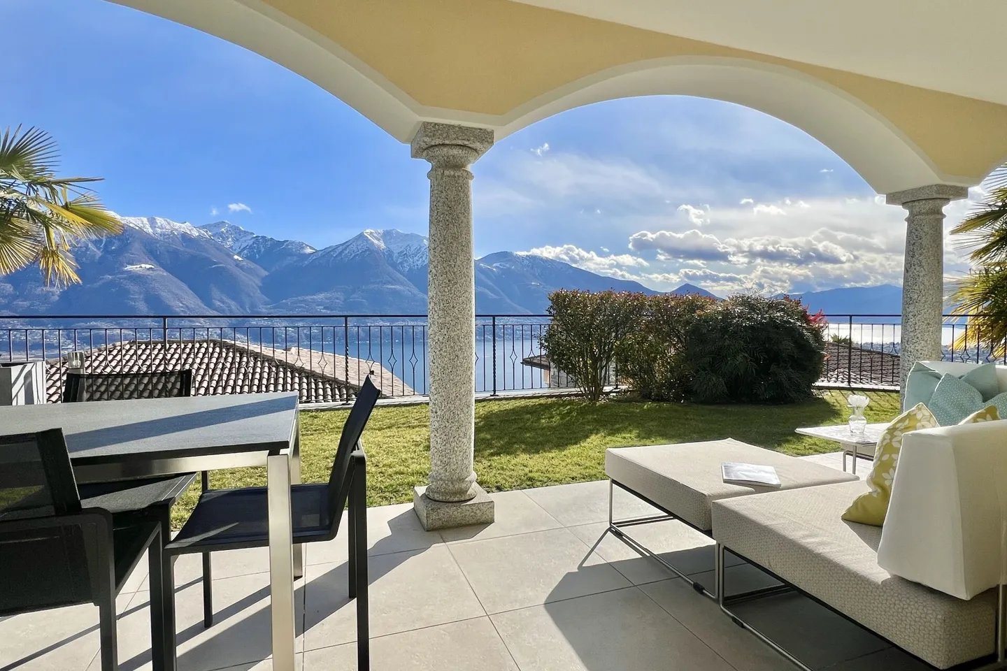 Elegante villa bifamiliare con vista lago a 180° e piscina esterna privata - Foto 41 di 47