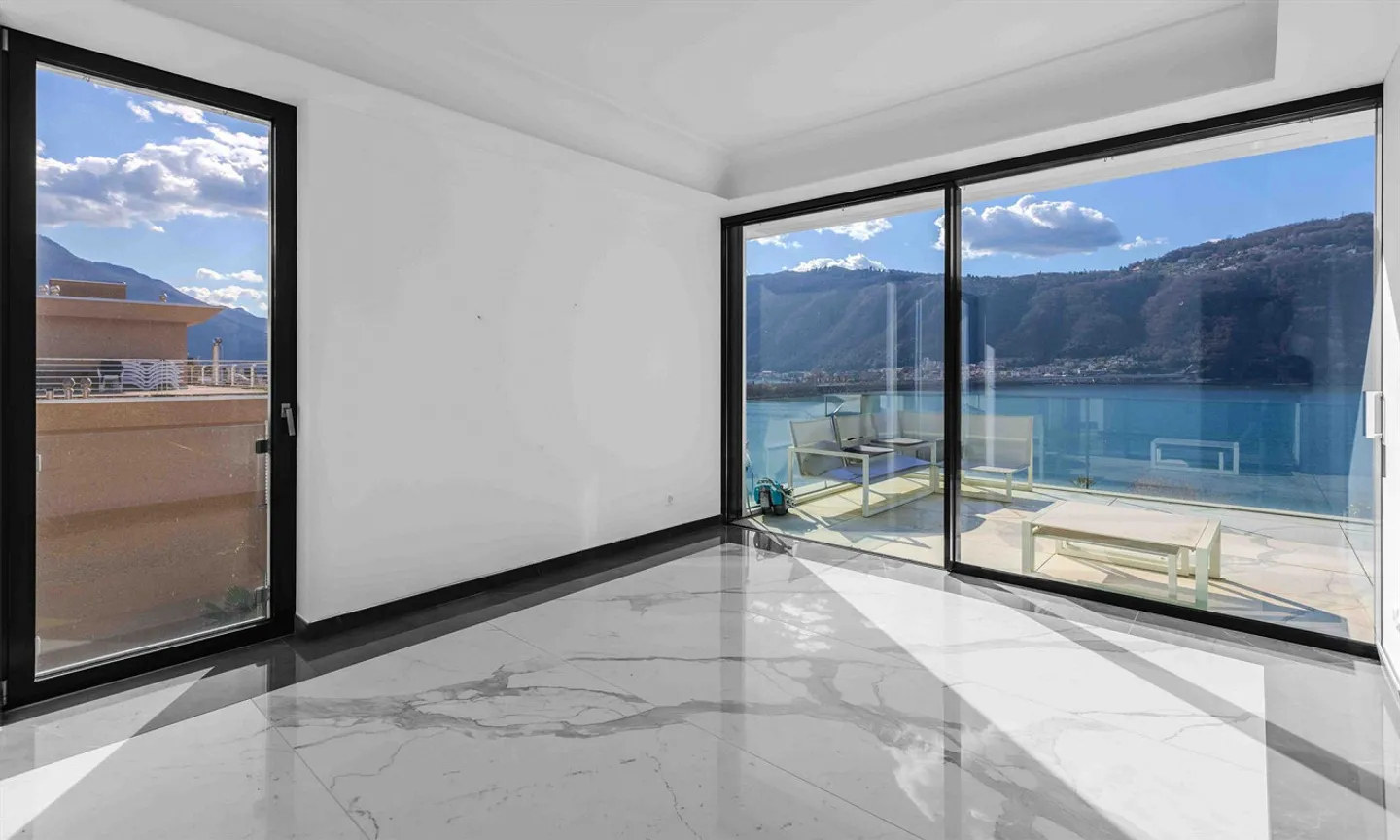 SUPERATTICO 4.5 WITH SPECTACULAR VIEW OF THE LAKE IN BISSONE - Photo 5 of 9