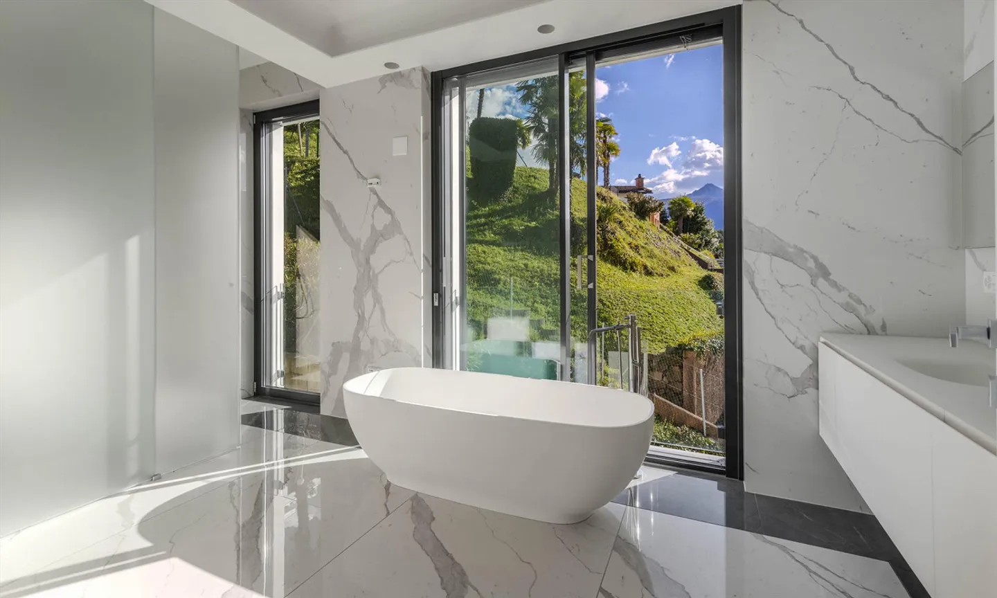 SUPERATTICO 4.5 WITH SPECTACULAR VIEW OF THE LAKE IN BISSONE - Photo 6 of 9