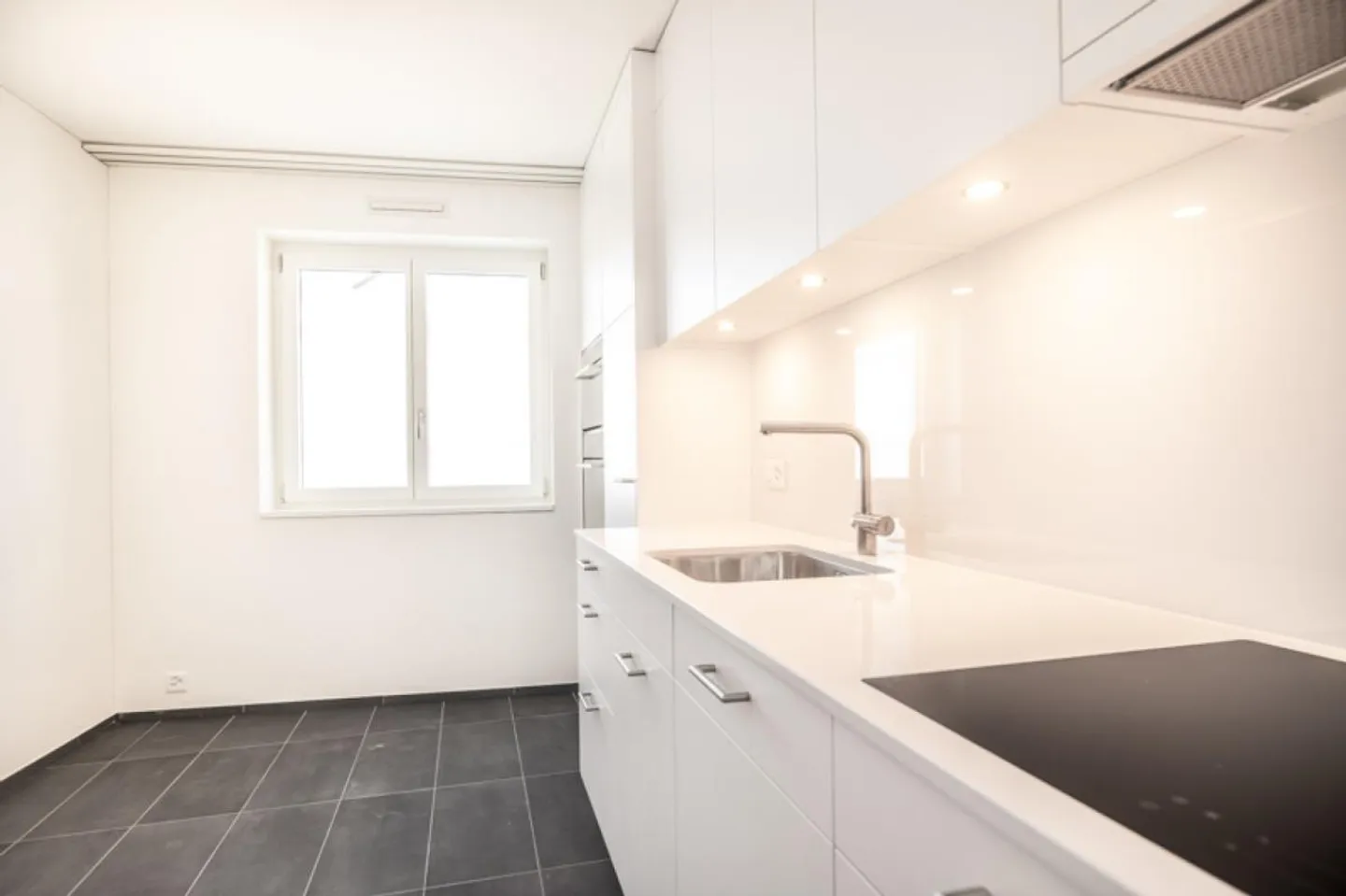 Wohnen mit Aussicht: 14 Etage, See und Berge zum Greifen nah - Foto 3 von 7