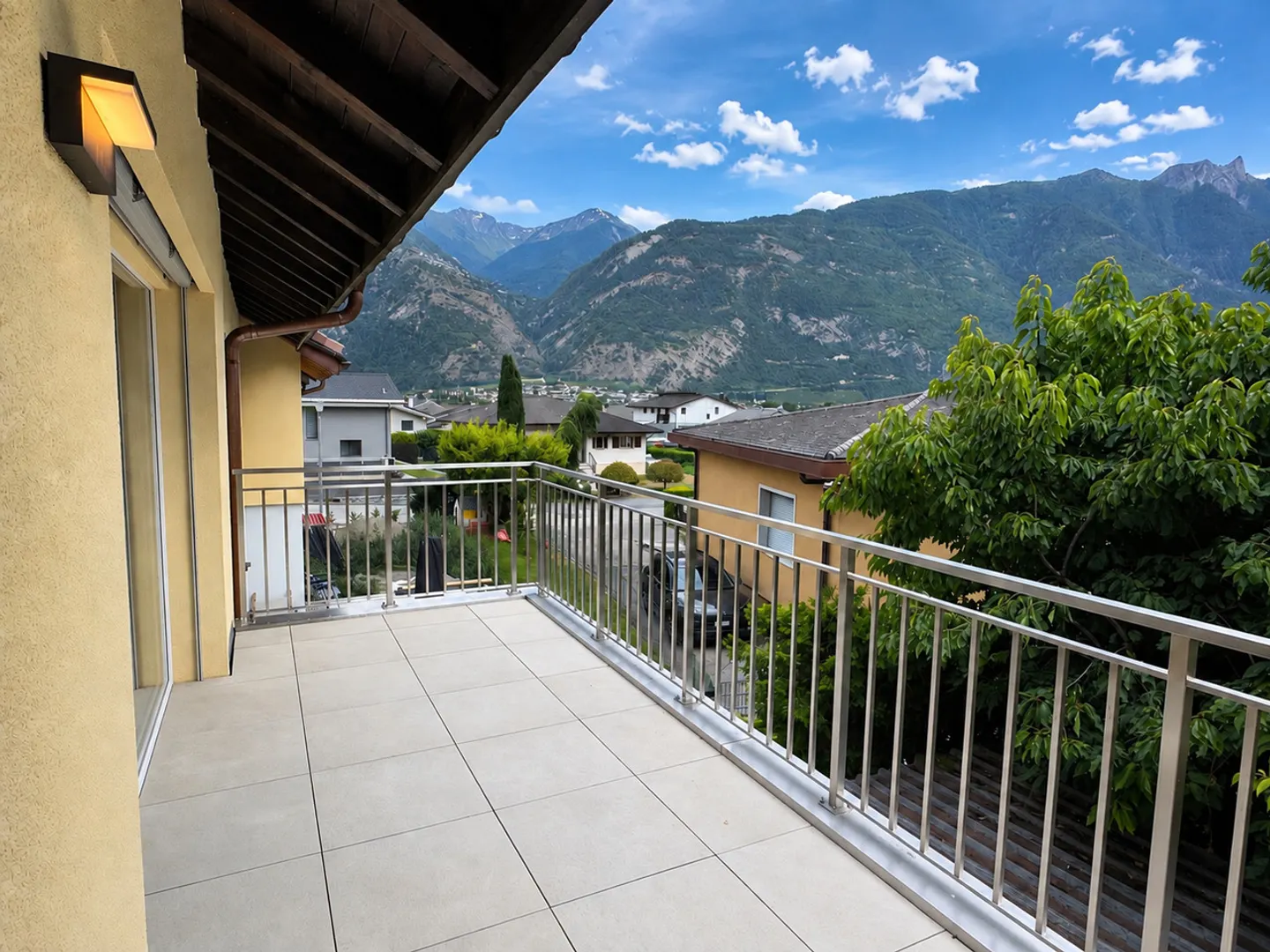Ground floor apartment with stunning mountain views - Photo 1 of 12