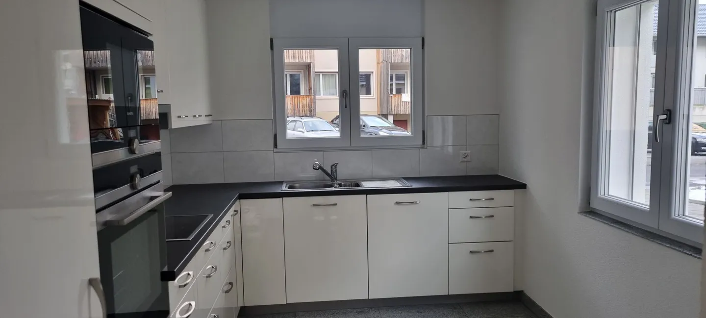 Appartamento moderno di 4,5 stanze con balcone in posizione tranquilla - Foto 3 di 4