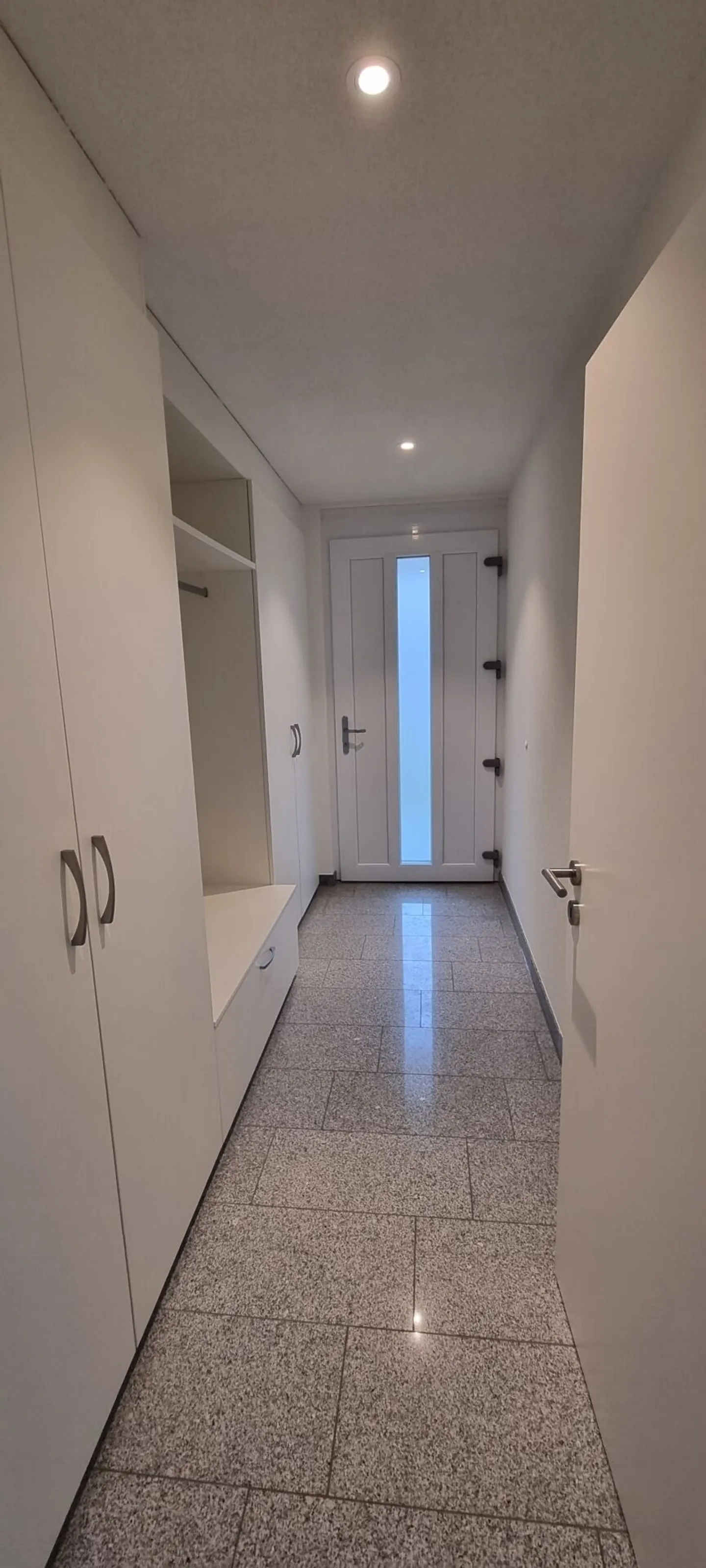 Appartamento moderno di 4,5 stanze con balcone in posizione tranquilla - Foto 2 di 4