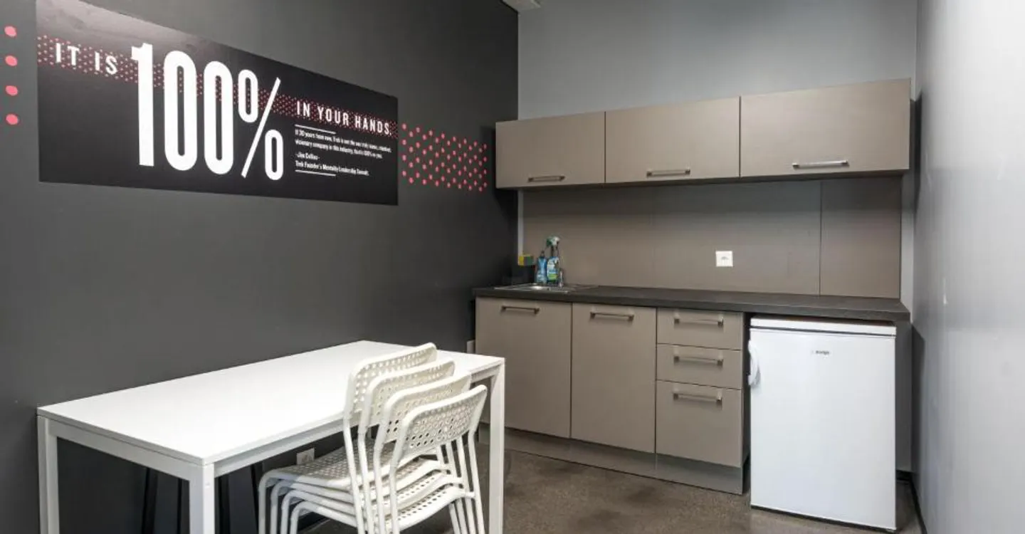Espaces de bureaux et commerciaux attrayants et bien desservis dans le Bözingenfeld de Bienne - Photo 12 sur 12