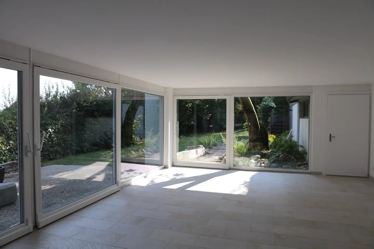 Appartement moderne au rez-de-chaussée avec grand patio - Photo 2 sur 13