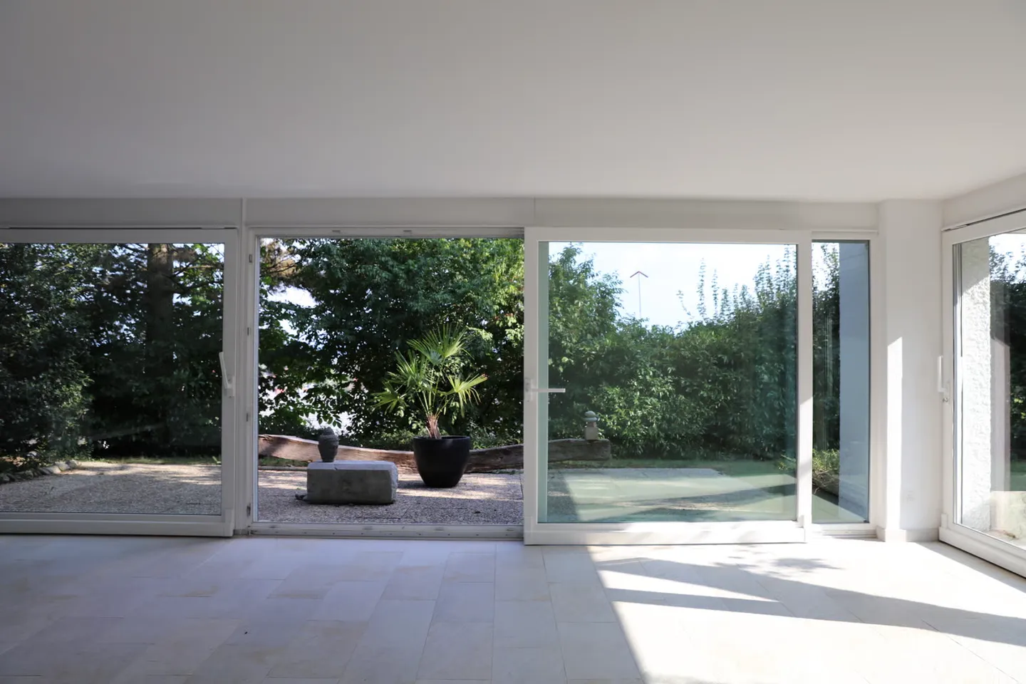 Appartement moderne au rez-de-chaussée avec grand patio - Photo 3 sur 13