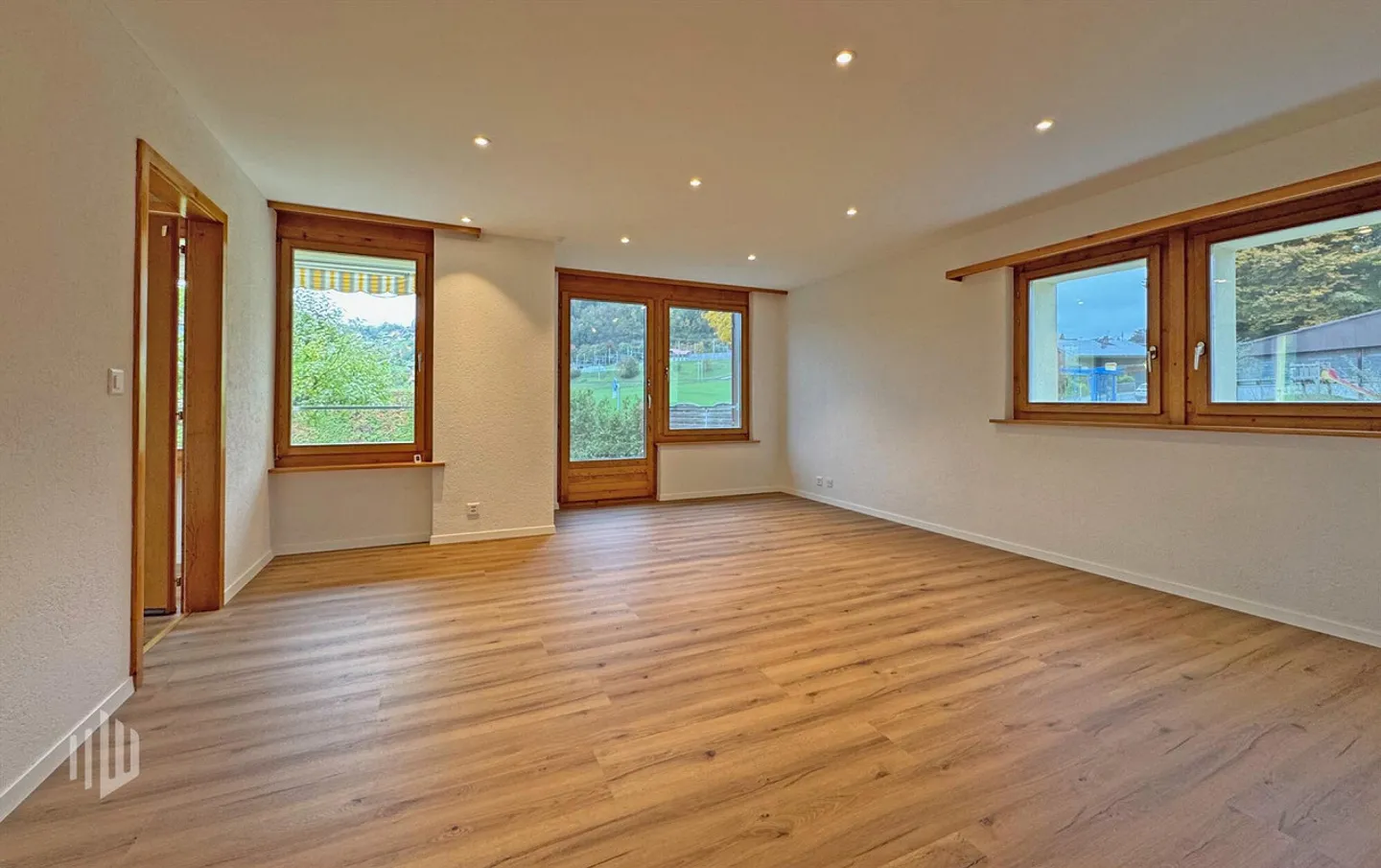 ImmoWyss - Appartement rénové de 3,5 pièces au rez-de-chaussée avec coin salon dans le jardin - Photo 2 sur 11