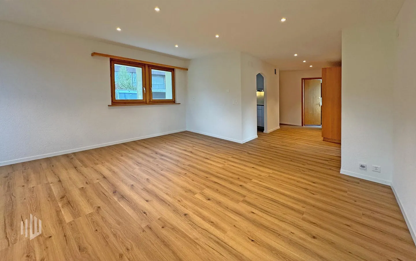 ImmoWyss - Appartement rénové de 3,5 pièces au rez-de-chaussée avec coin salon dans le jardin - Photo 3 sur 11