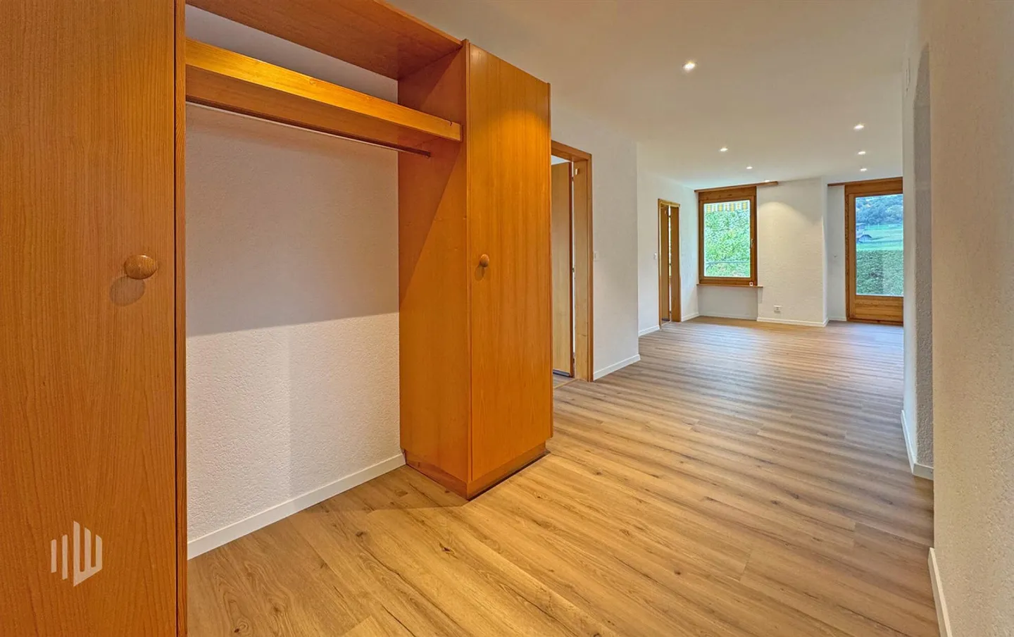 ImmoWyss - Appartement rénové de 3,5 pièces au rez-de-chaussée avec coin salon dans le jardin - Photo 4 sur 11