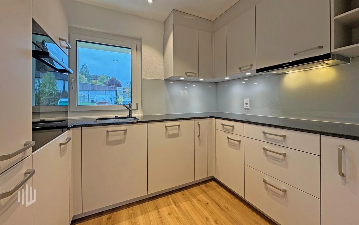 ImmoWyss - Appartement rénové de 3,5 pièces au rez-de-chaussée avec coin salon dans le jardin - Photo 5 sur 11