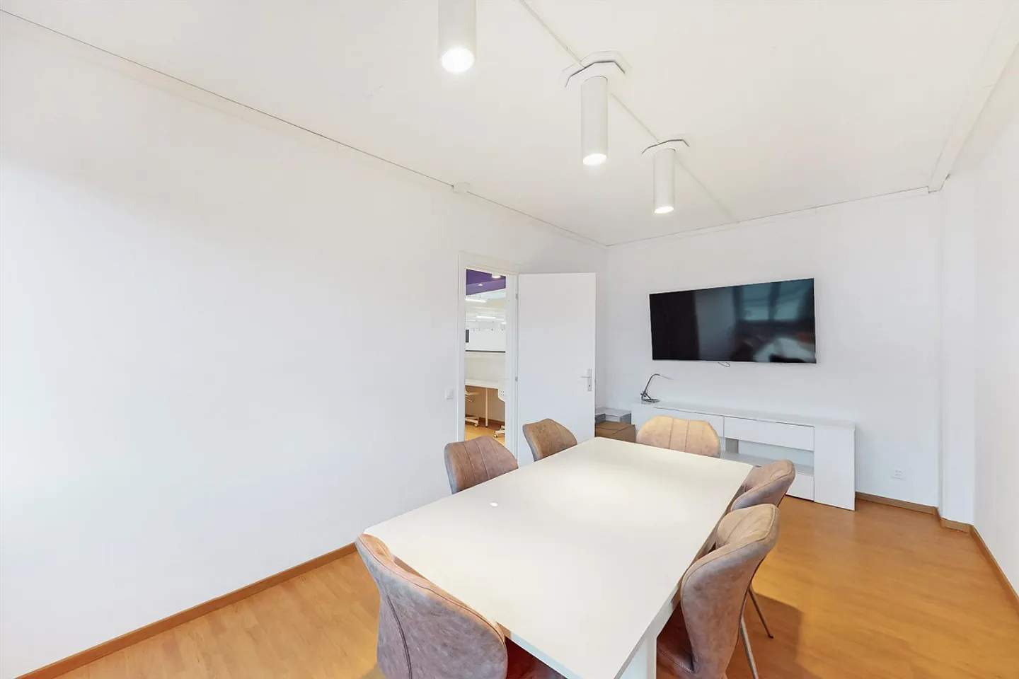 Spacious office of 358 m2 - Ideal space for dynamic companies - Photo 3 of 6