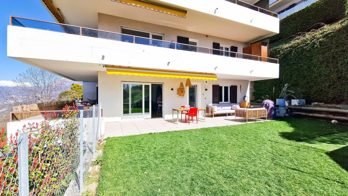Refined Apartment with Garden and View of Lake Lugano - Photo 3 of 19