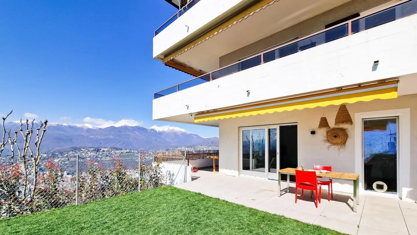 Refined Apartment with Garden and View of Lake Lugano - Photo 2 of 19