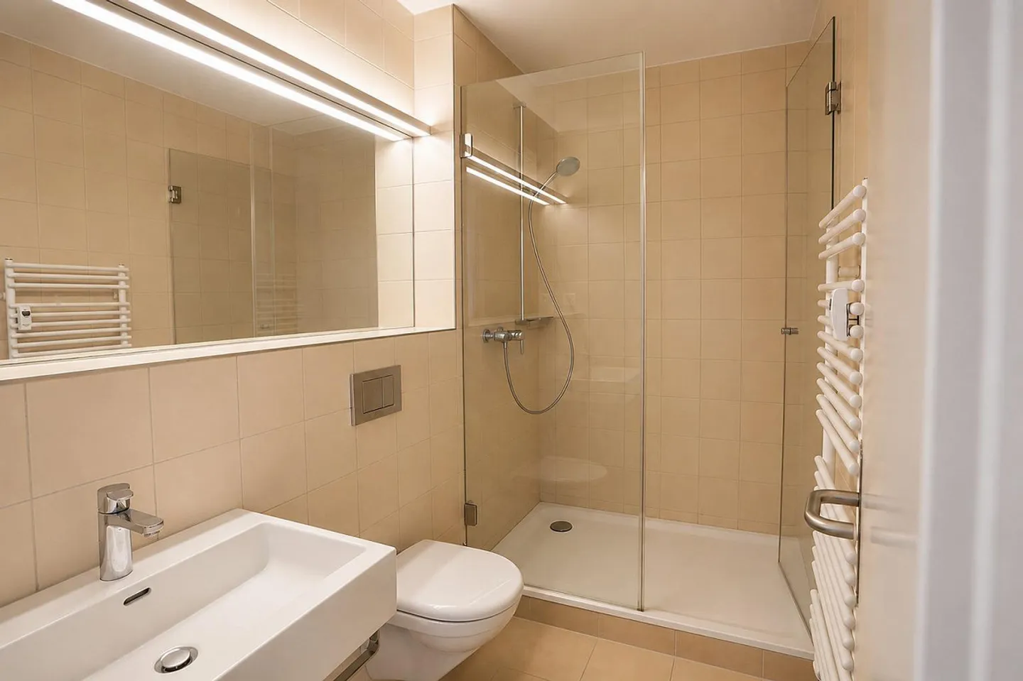 Modern 3-room penthouse with two roof terraces in a central location... - Photo 6 of 9