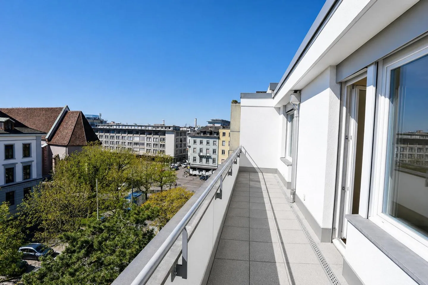 Modern 3-room penthouse with two roof terraces in a central location... - Photo 8 of 9