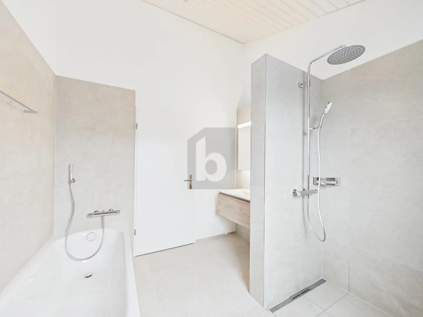 SPACIOUS, HIGH-QUALITY & QUIETLY LOCATED - Photo 5 of 6