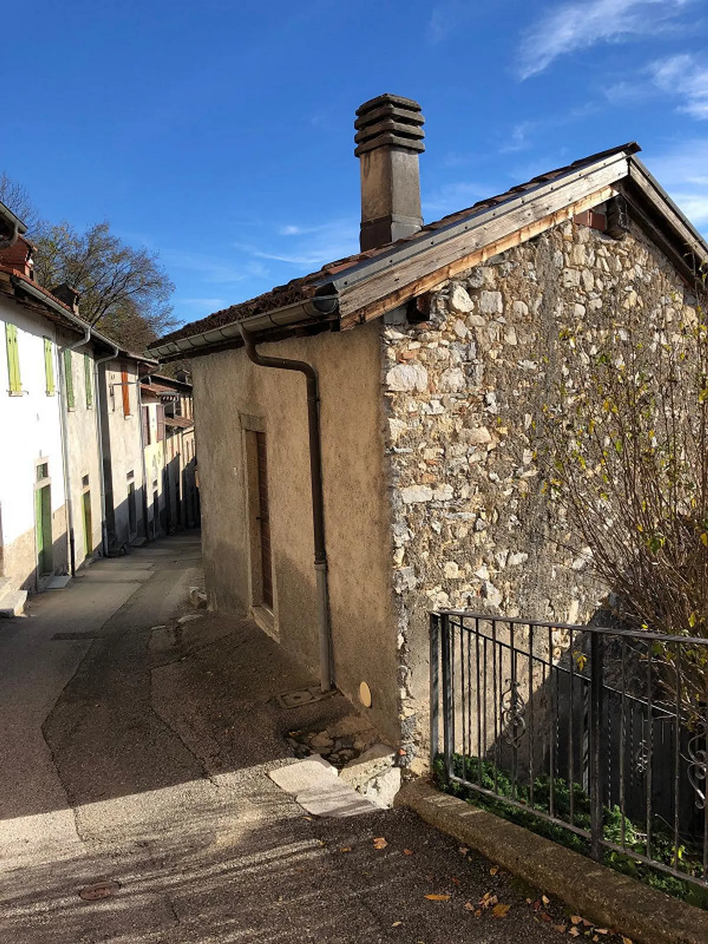 Tessiner Keller auf Zwei Ebenen mit Offener Aussicht - Foto 2 von 8