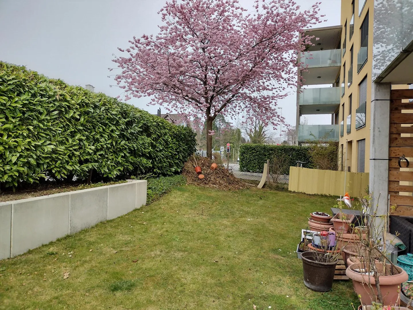 Ampio appartamento di 3,5 locali al piano terra, posizione molto centrale vicino al parco del lago - Foto 3 di 16