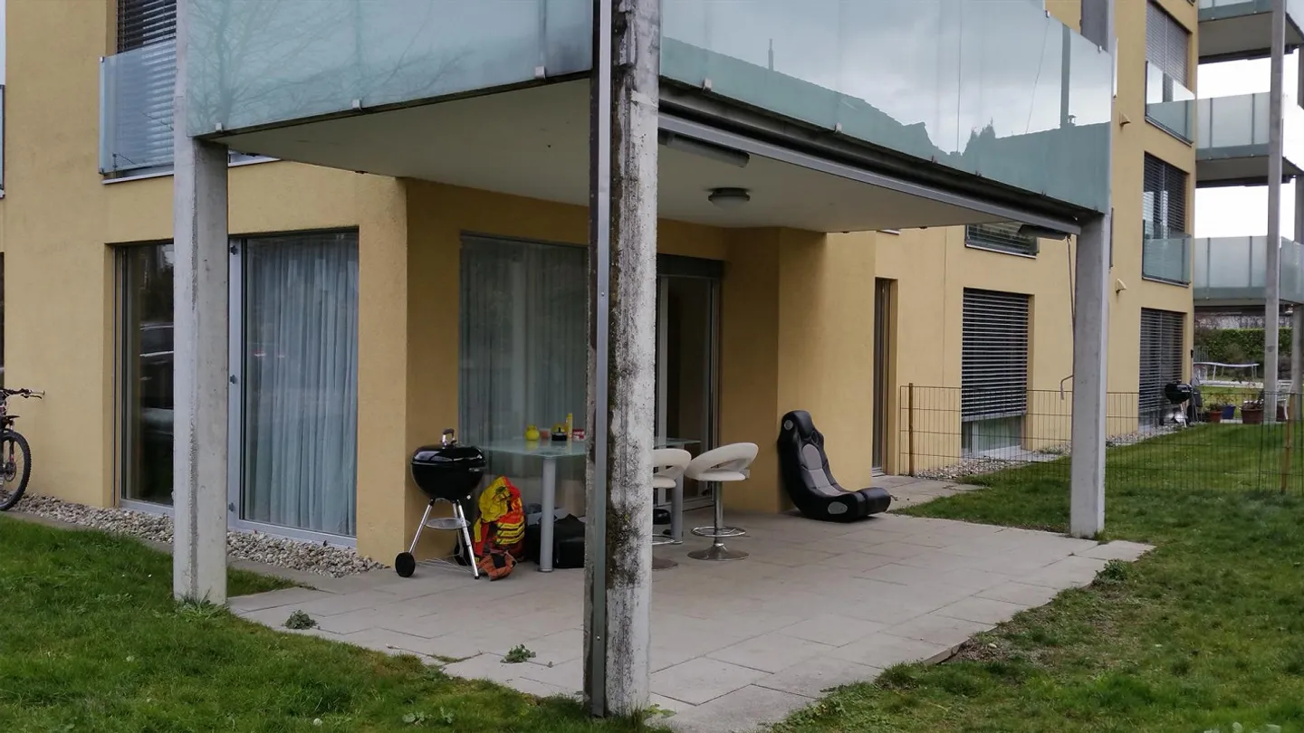 Ampio appartamento di 3,5 locali al piano terra, posizione molto centrale vicino al parco del lago - Foto 1 di 16