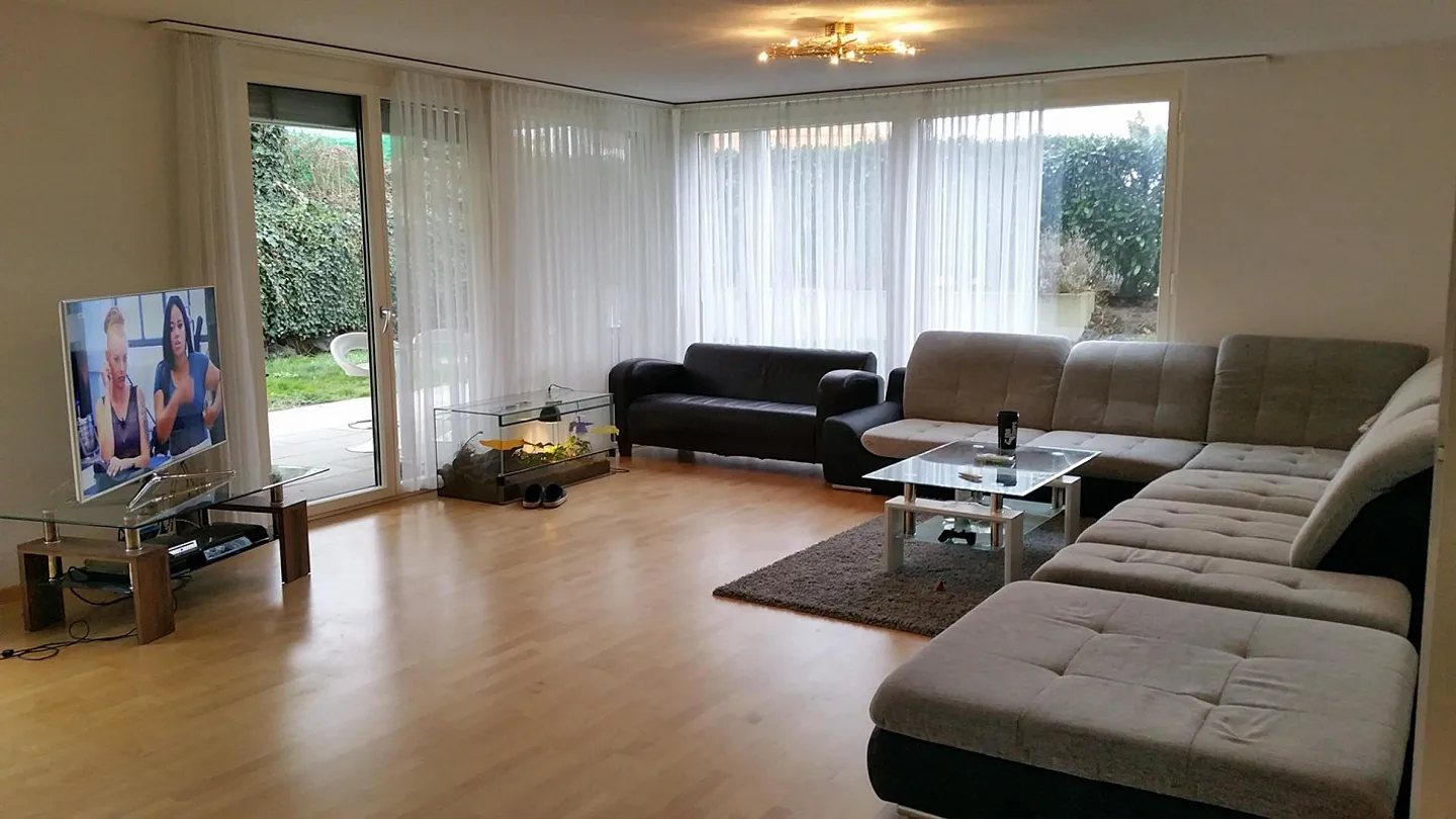 Ampio appartamento di 3,5 locali al piano terra, posizione molto centrale vicino al parco del lago - Foto 5 di 16