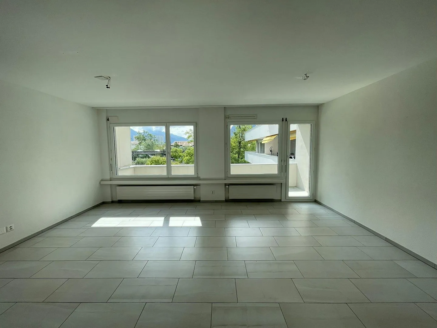 Appartement lumineux de 3,5 pièces dans le quartier populaire de Lacuna - calme, vert... - Photo 3 sur 12