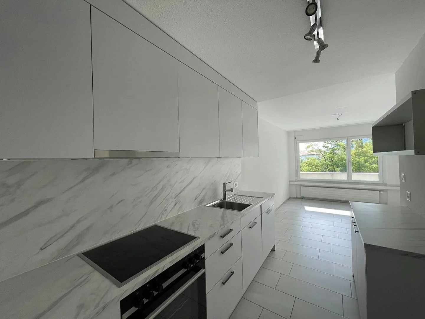 Appartement lumineux de 3,5 pièces dans le quartier populaire de Lacuna - calme, vert... - Photo 4 sur 12