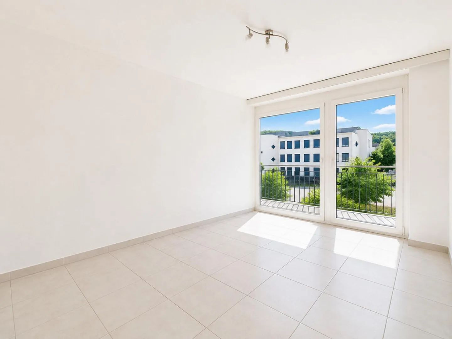 Calme avec garage et ascenseur ! - Photo 3 sur 7