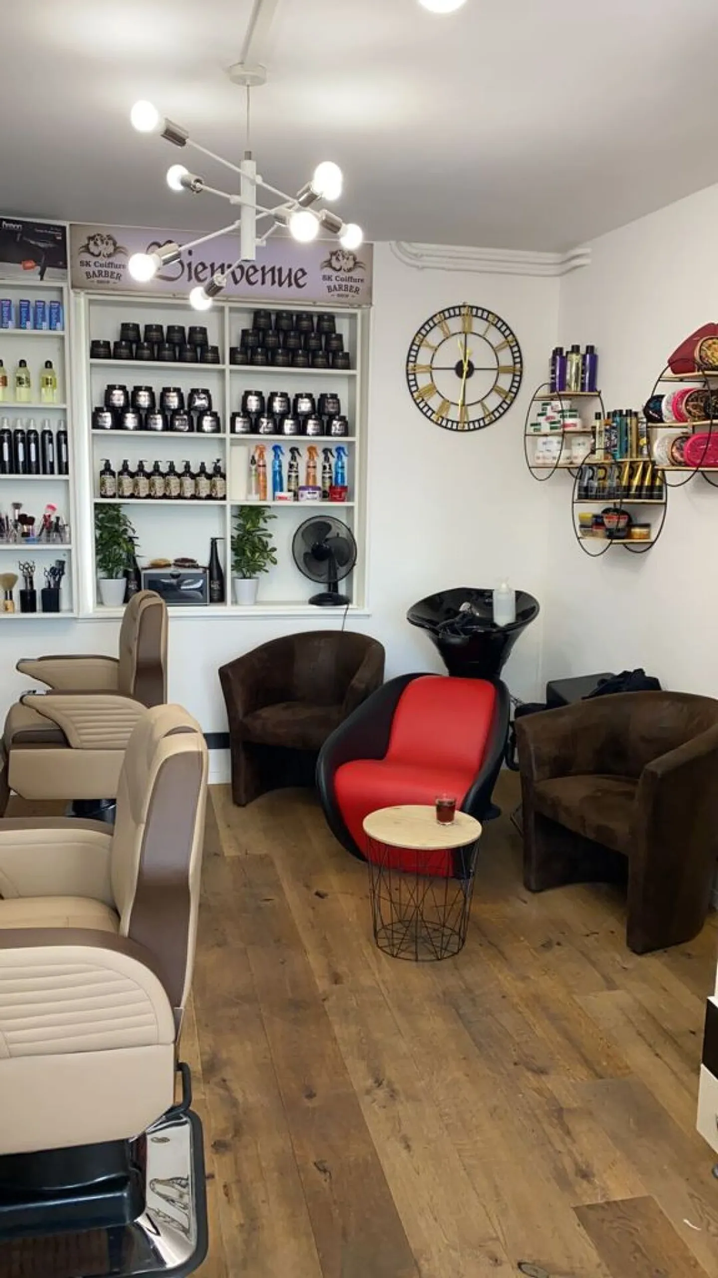 Salon of a fully equipped barbershop in Freiburg - Photo 1 of 3