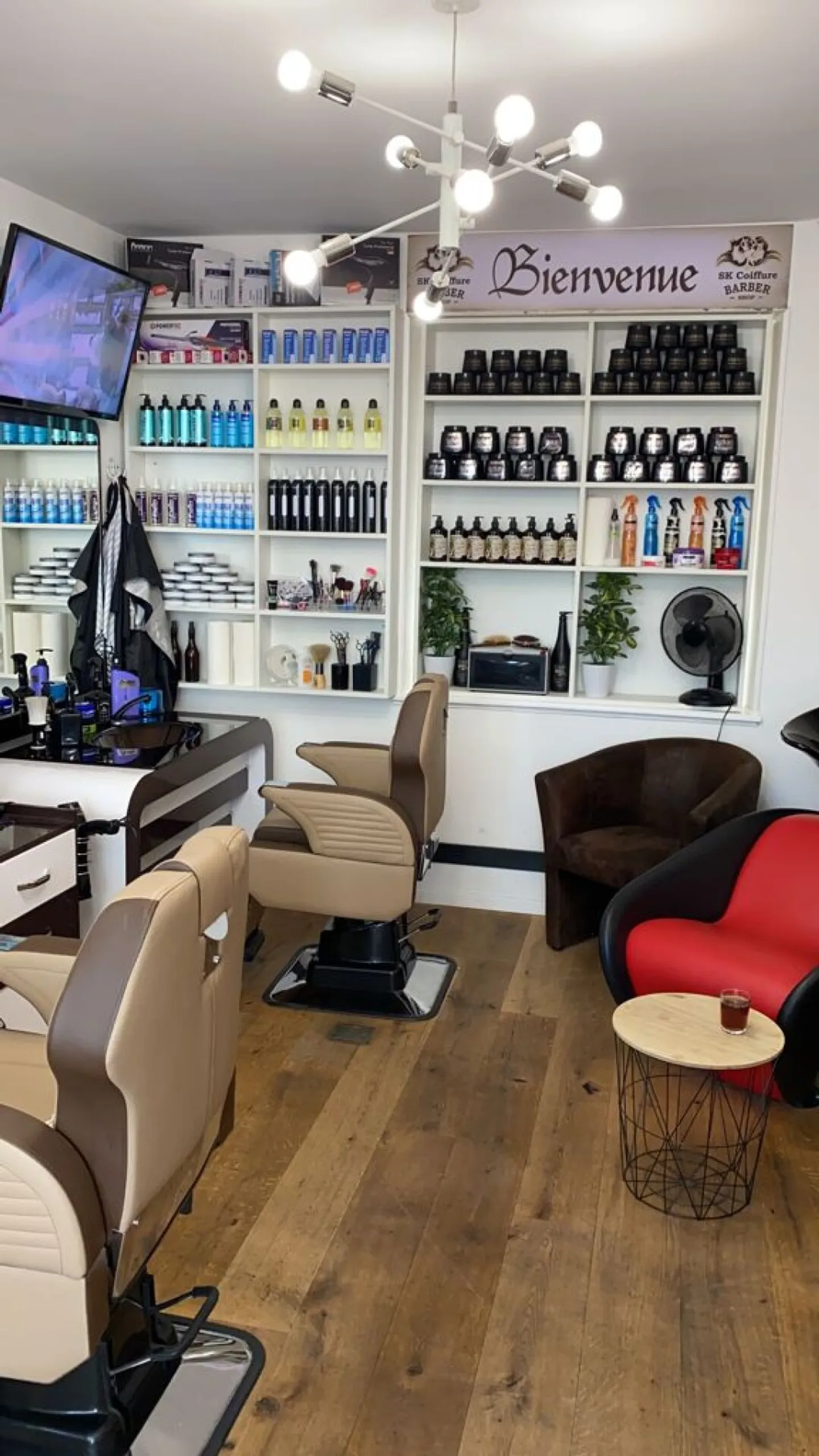 Salon of a fully equipped barbershop in Freiburg - Photo 2 of 3