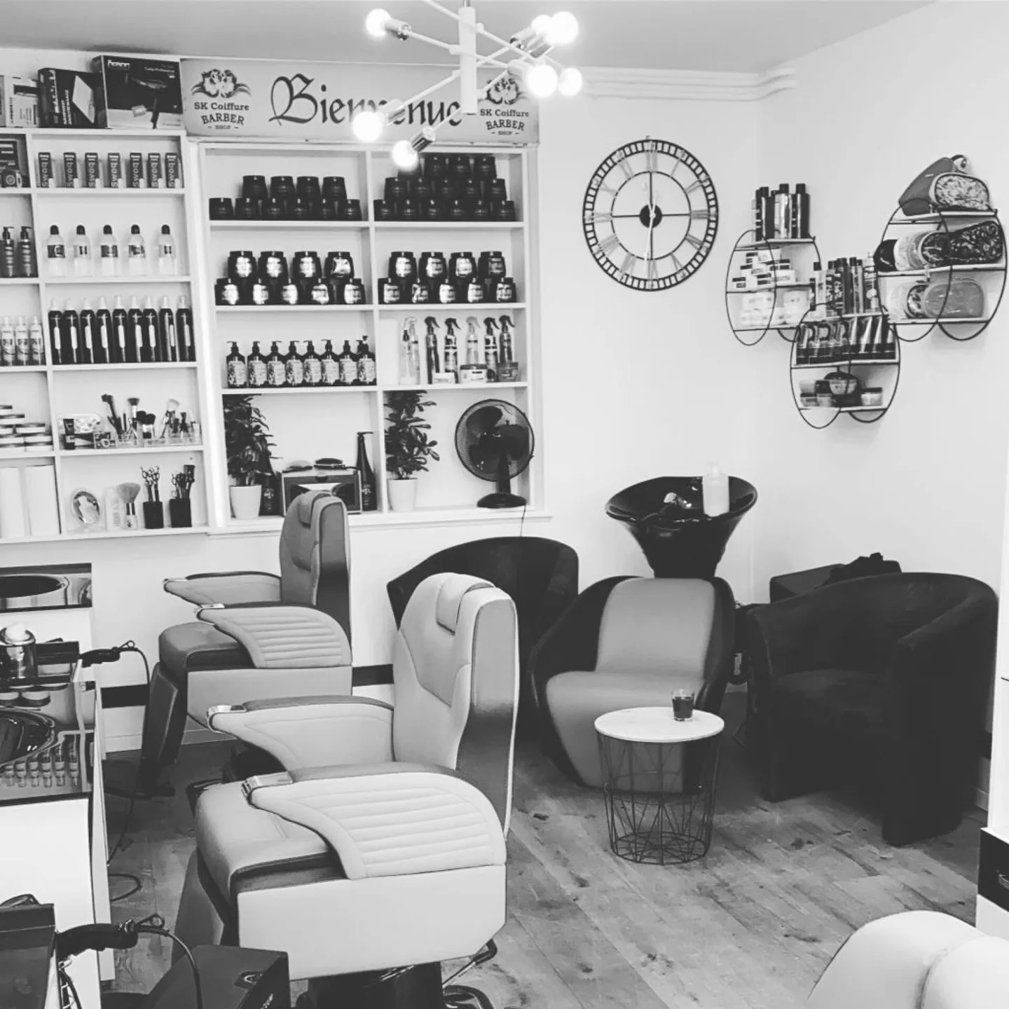 Salon of a fully equipped barbershop in Freiburg - Photo 3 of 3