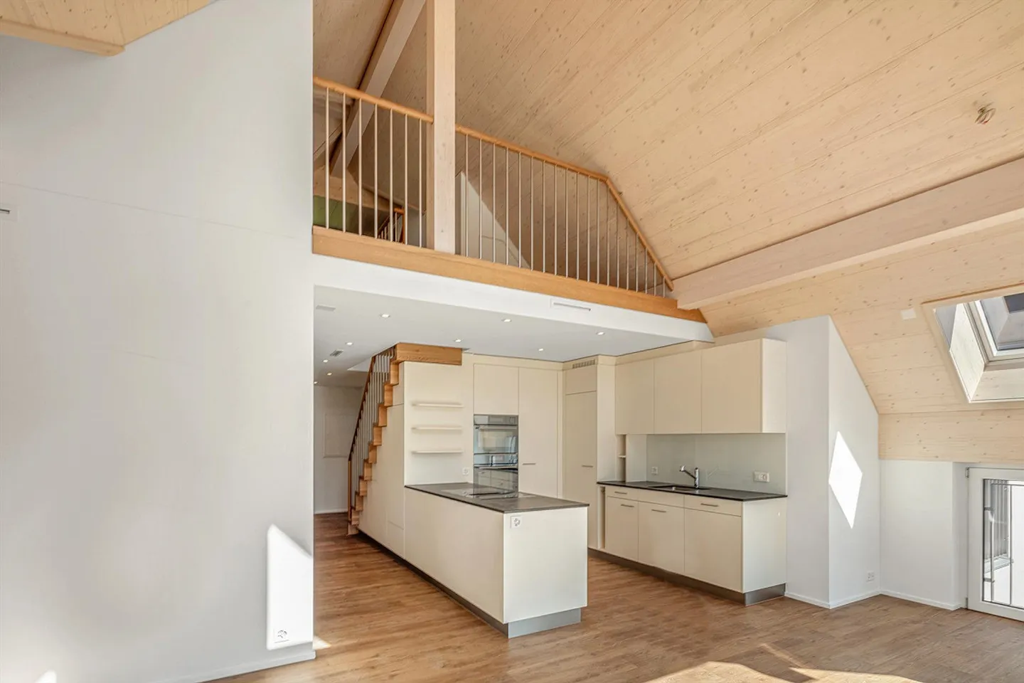 Exclusive 5.5-room maisonette apartment (West) - Living on two floors - Photo 3 of 14