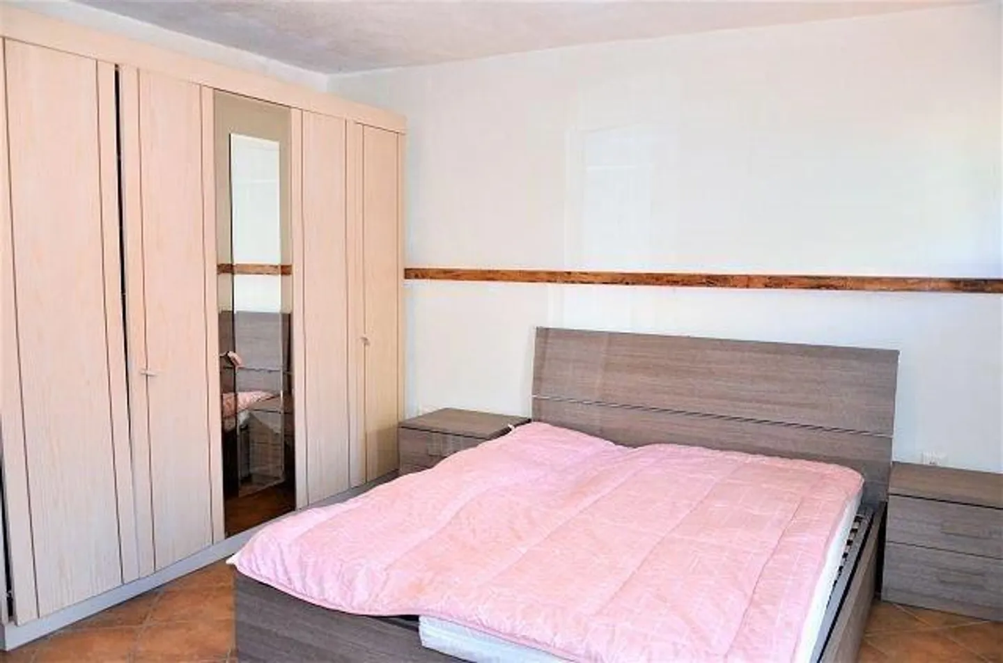 Schönes rustikales Haus mit 2 1/2 Zimmern im Dorf mit Garten und Pergola - Foto 8 von 22