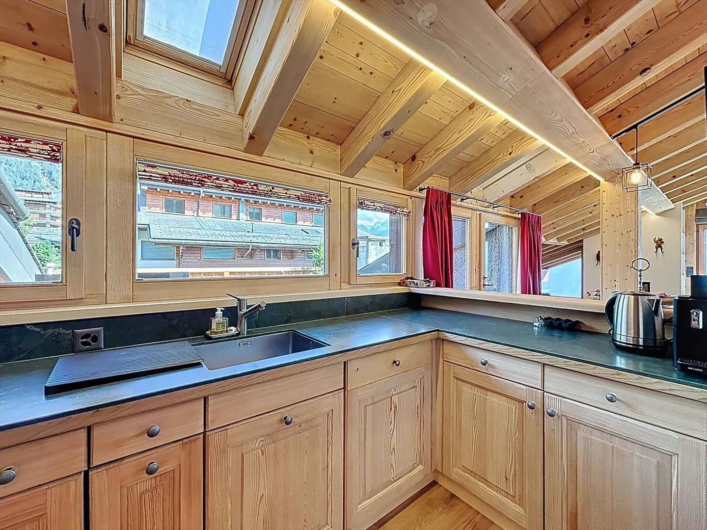 Charming Apartment in the Heart of Verbier - Photo 3 of 7