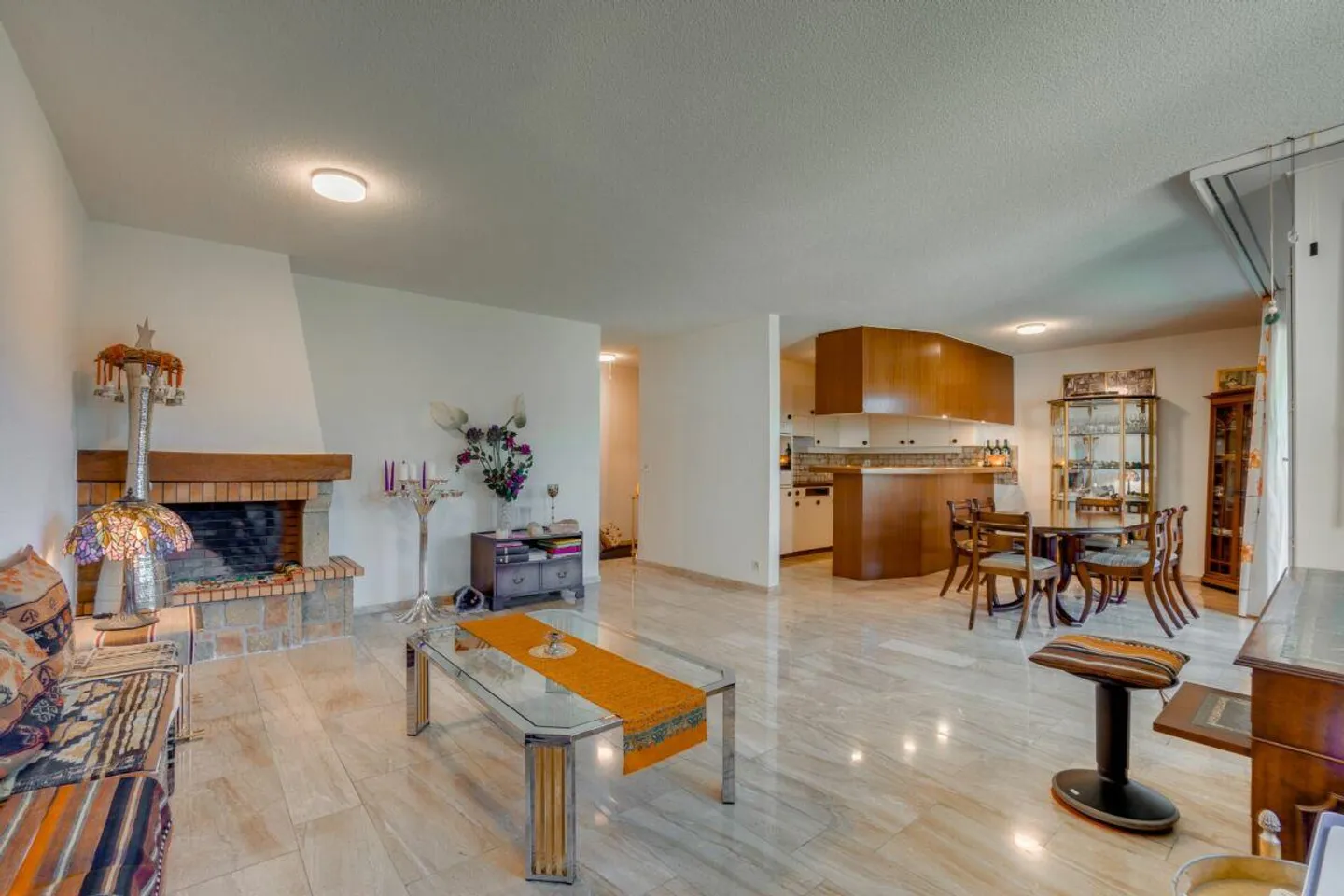 ELEGANT 4.5 ROOM FAMILY APARTMENT - Photo 2 of 10