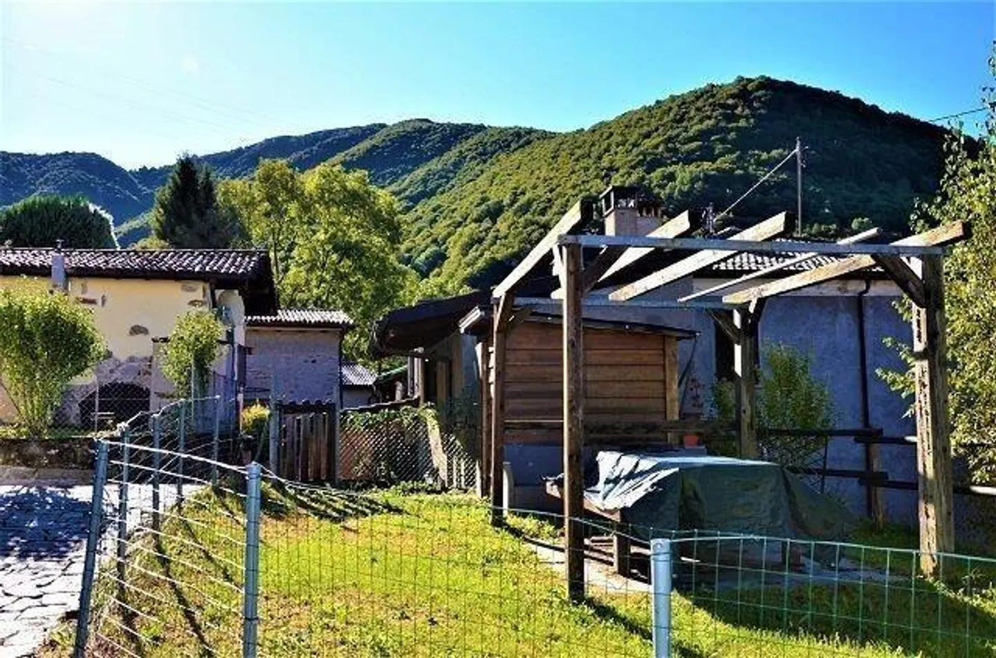 Schönes rustikales Haus mit 2 1/2 Zimmern im Dorf mit Garten und Pergola - Foto 14 von 22