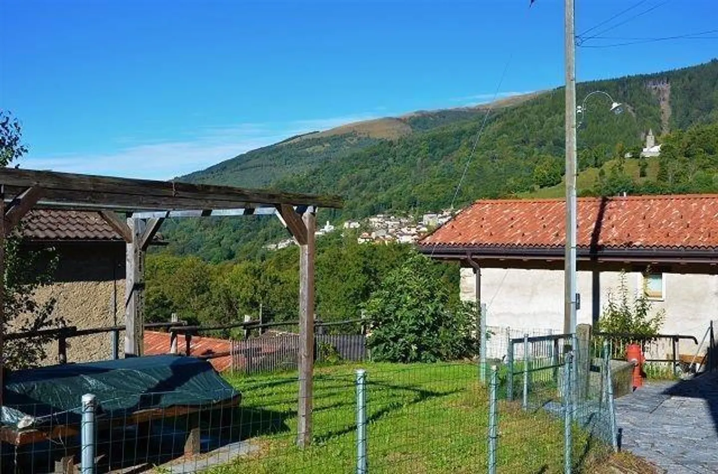 Schönes rustikales Haus mit 2 1/2 Zimmern im Dorf mit Garten und Pergola - Foto 15 von 22