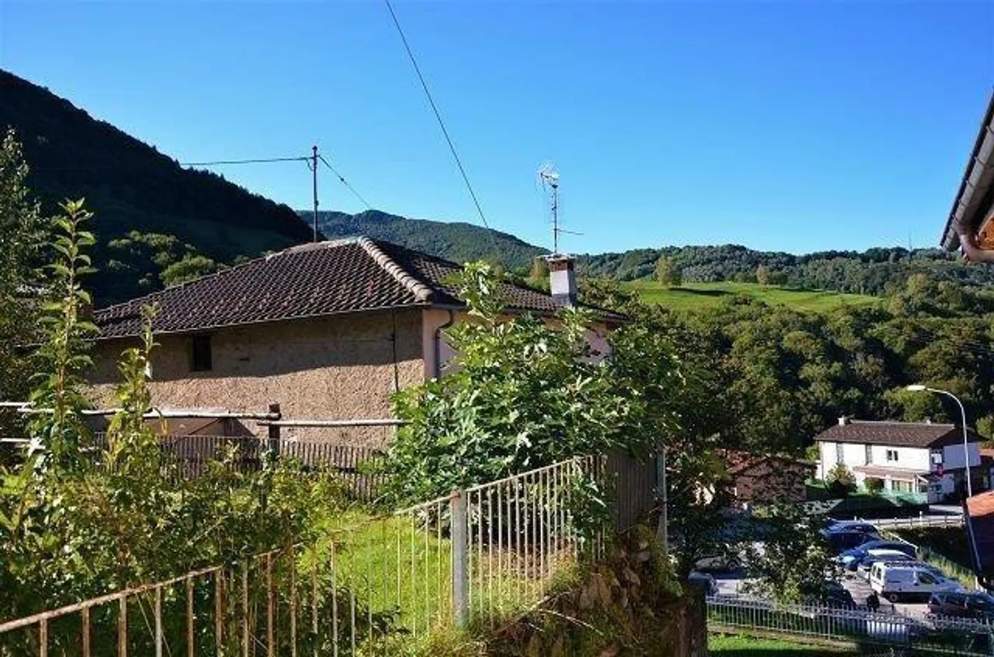 Schönes rustikales Haus mit 2 1/2 Zimmern im Dorf mit Garten und Pergola - Foto 16 von 22