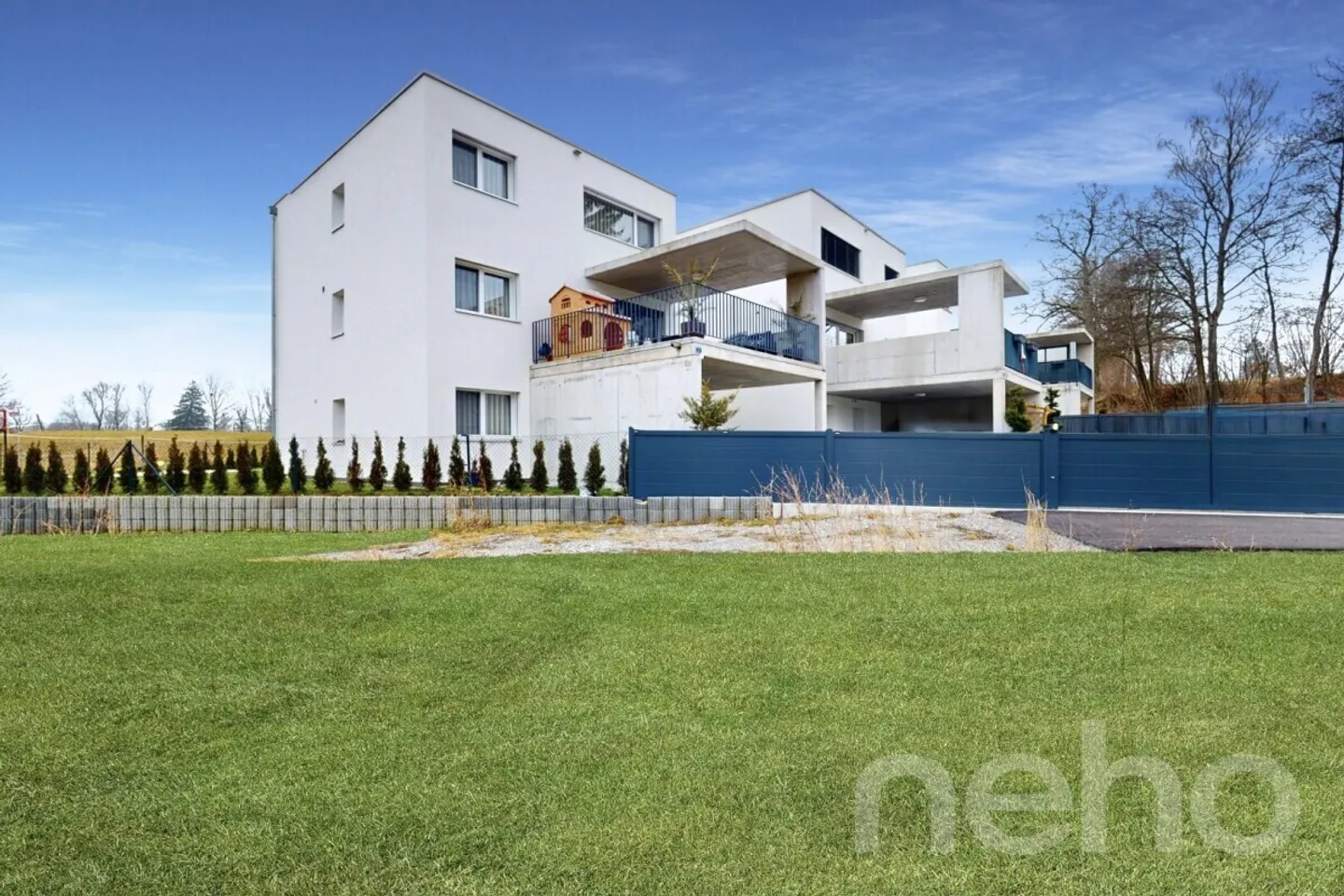 Schöne moderne Einfamilienvilla mit Garten - Foto 9 von 13