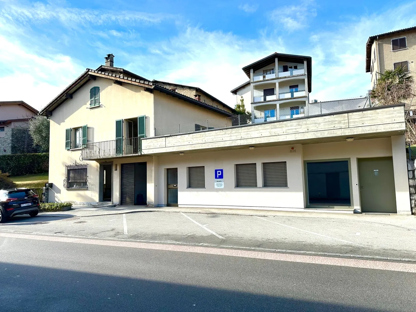 Wunderschönes freistehendes Haus mit 7,5 Zimmern und Garten in Cureglia - Foto 2 von 12