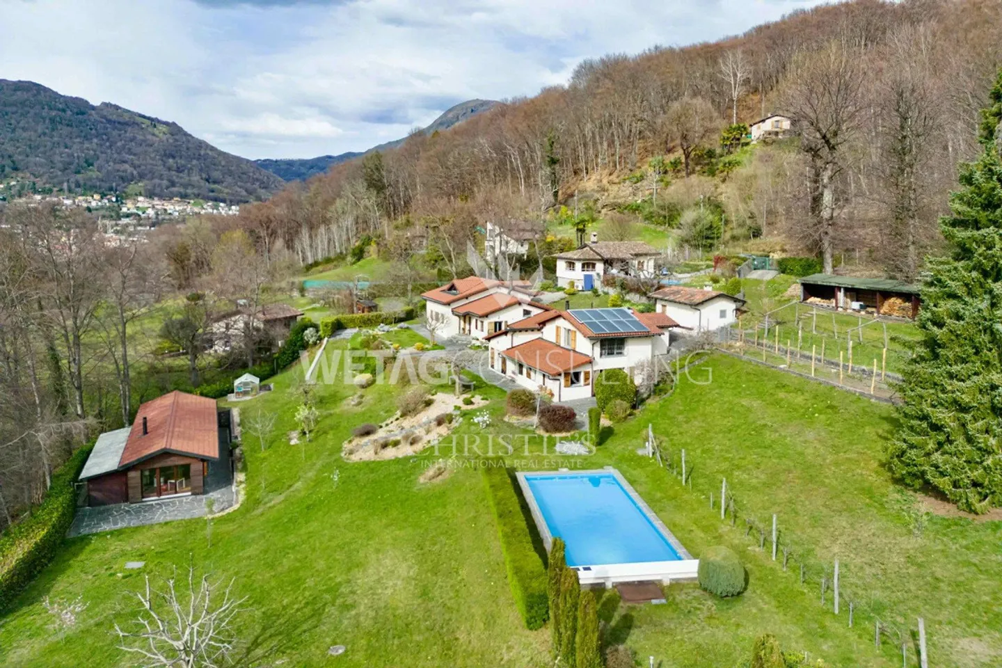 Villa elegante a Lugano-Vaglio con due case per gli ospiti e piscina all'aperto ... - Foto 1 di 13