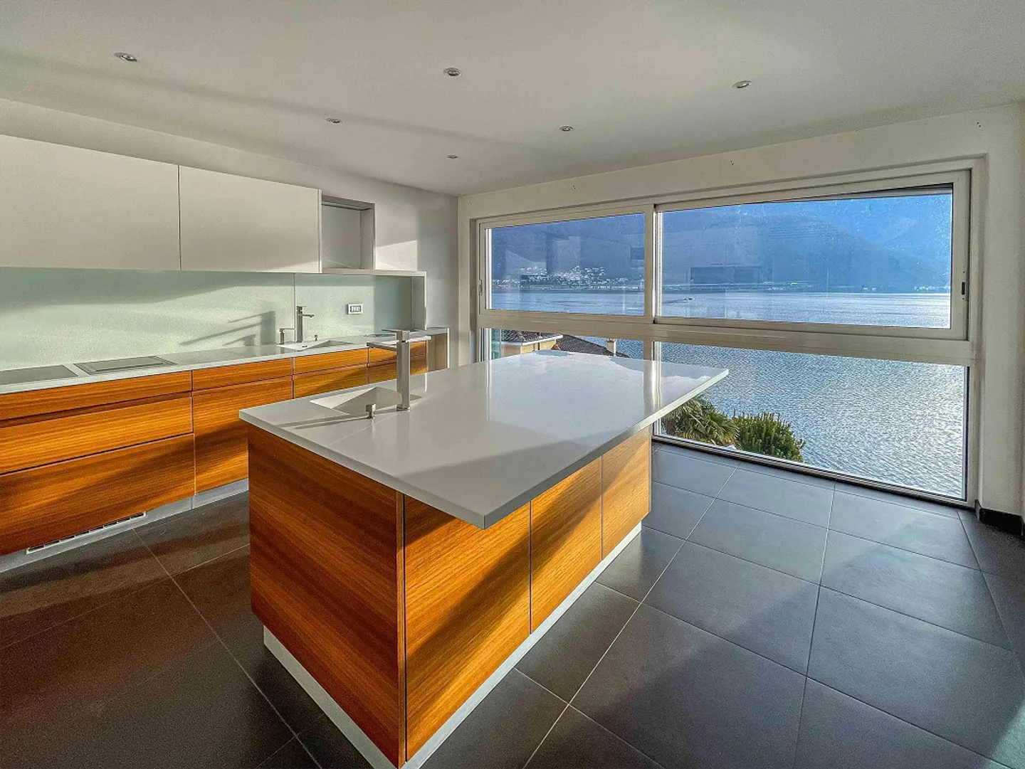 Attico esclusivo con vista lago e posto barca - Foto 1 di 14