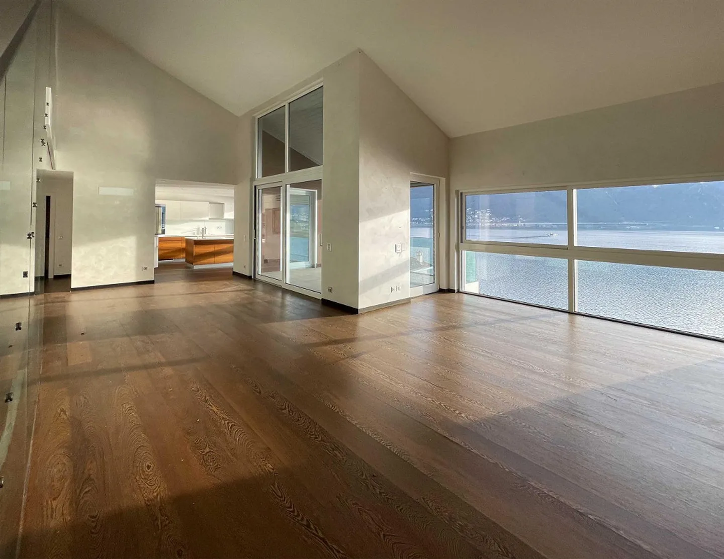 Attico esclusivo con vista lago e posto barca - Foto 2 di 14