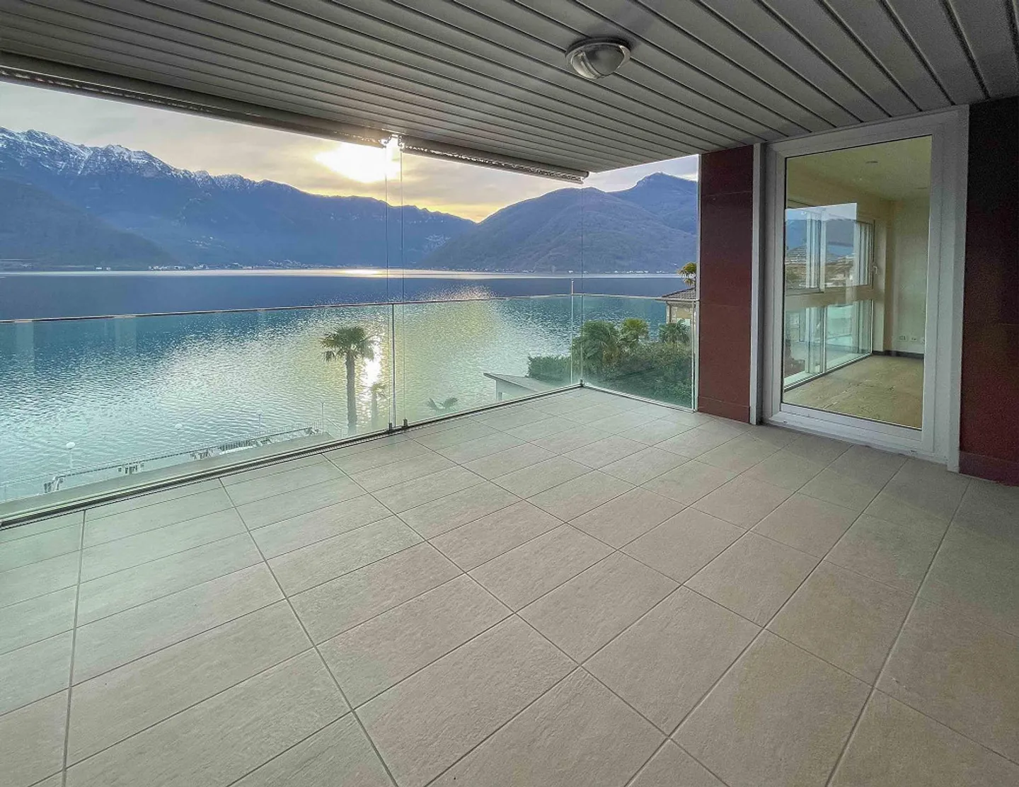Attico esclusivo con vista lago e posto barca - Foto 3 di 14