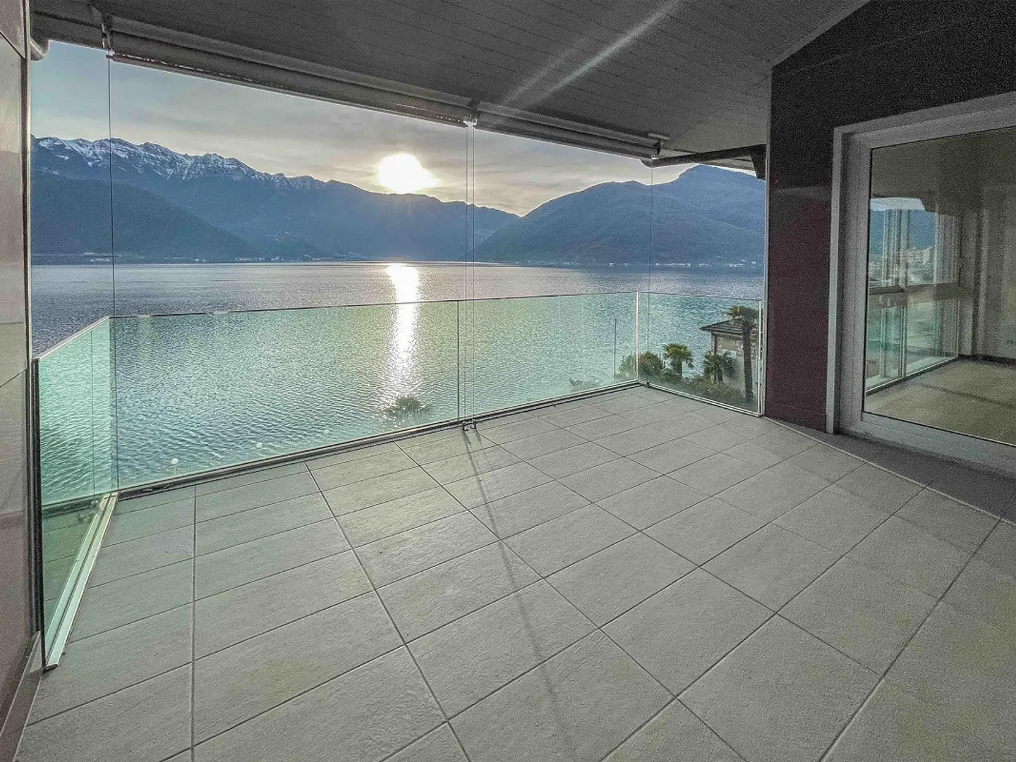 Attico esclusivo con vista lago e posto barca - Foto 4 di 14