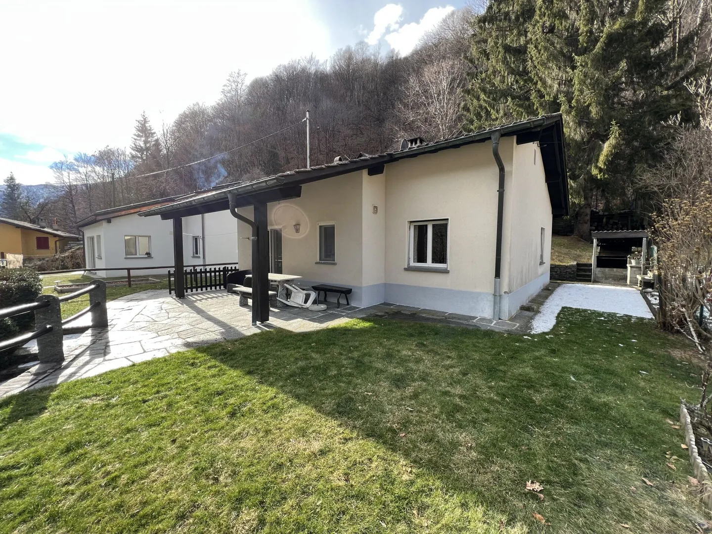 Casa con terreno - Foto 1 di 16