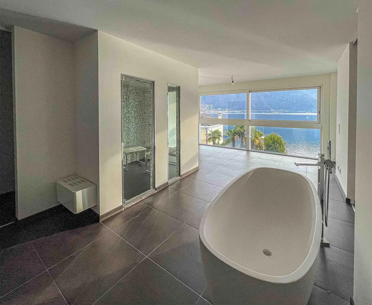 Attico esclusivo con vista lago e posto barca - Foto 8 di 14